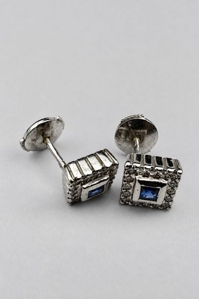Paire de boucles d'oreilles or gris 18 k...