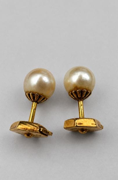 Paire de boucles d'oreilles or 18 k et perles...