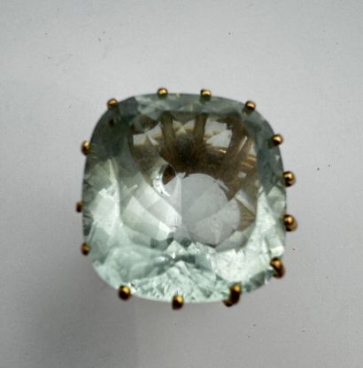 Importante bague ornée d'une aigue-marine...