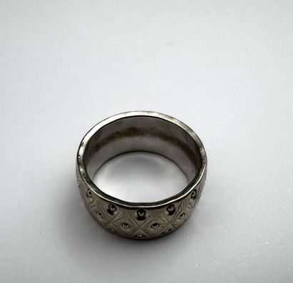 Bague or gris à motifs losangiques 5,9 g
taille...