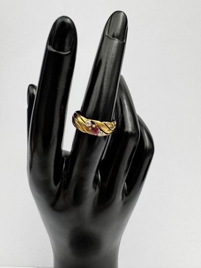 Bague or ornée d'un saphir rose central épaulé...