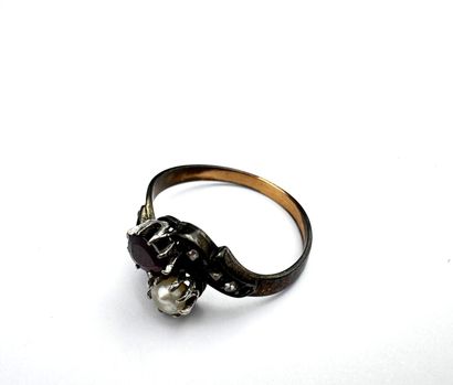 Bague or 18k ornée d'une petite perle et...