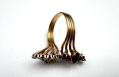 Bague or 18 k ornée d'une ligne de petits...