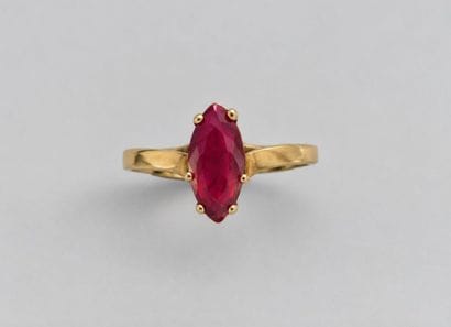 Bague or jaune 18k ornée d'un rubis navette...