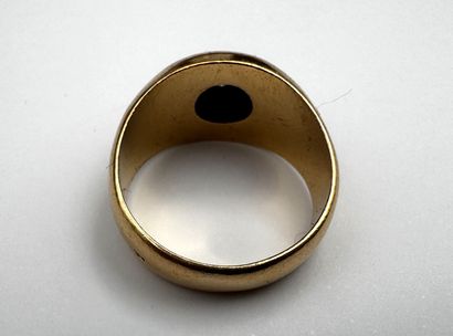 Bague or 18k ornée d'un petit diamant central,...