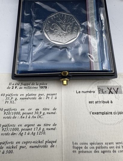 Ensemble de piéforts, avec certificats comprenant
2...