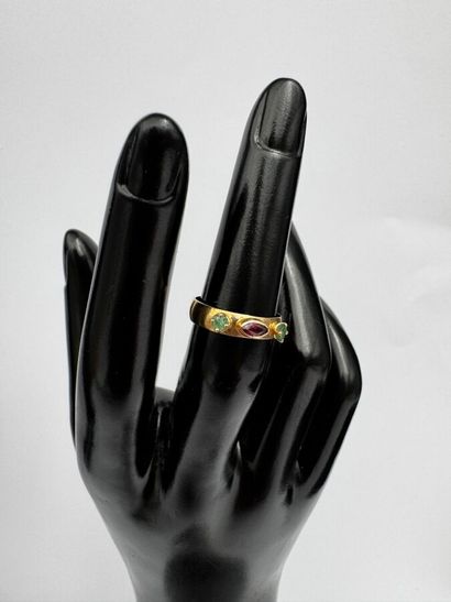 Bague or rubis central épaulé de deux émeraudes...