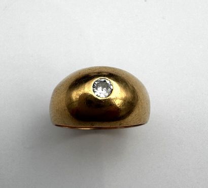 Bague or 18k ornée d'un petit diamant central,...
