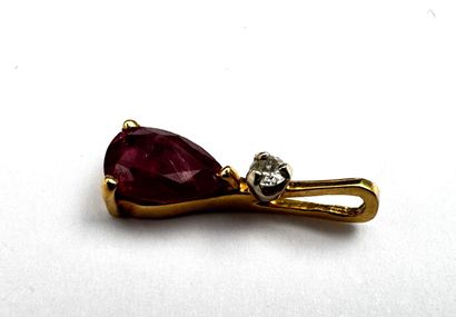 Un rubis poire serti en pendentif or 18 k,...