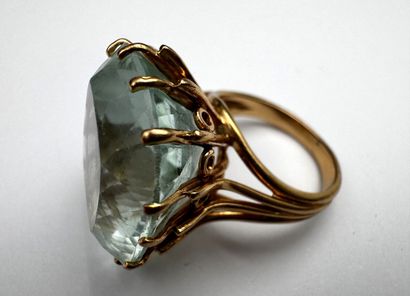 Importante bague ornée d'une aigue-marine...