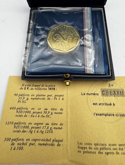Ensemble de piéforts, avec certificats comprenant
2...