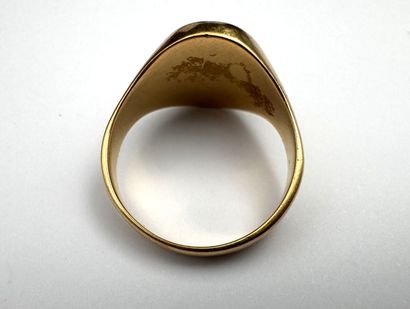 Chevalière or et onyx, marquée 