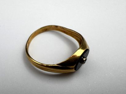 Un petit onyx surmonté d'un micro diamant...