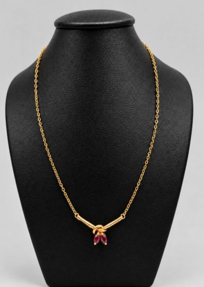 Une chaîne pendentif or retenant deux petits...