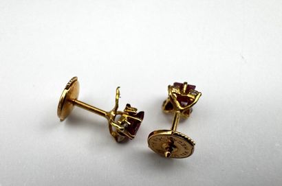 Paire de boucles d'oreilles rubis synthétiques...