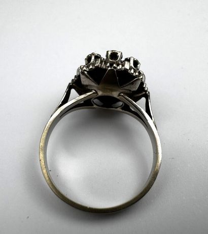 Bague or gris 18k ornée d'un petit diamant...