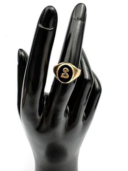 Chevalière or et onyx, marquée 