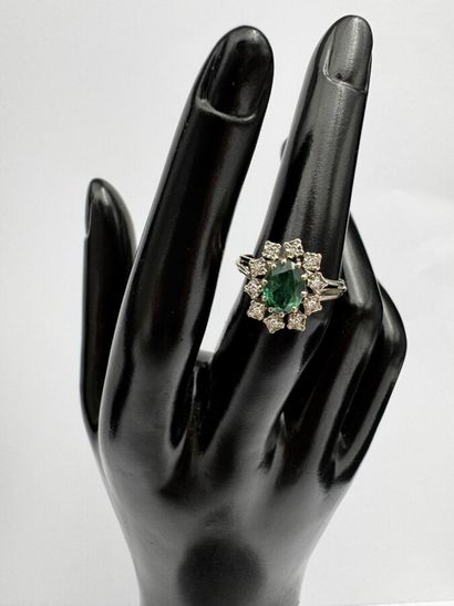 Bague or ornée d'une pierre verte (accidentée)...