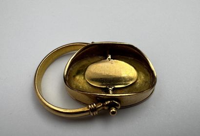 Bague en or 18k composée d'un seau représentant...