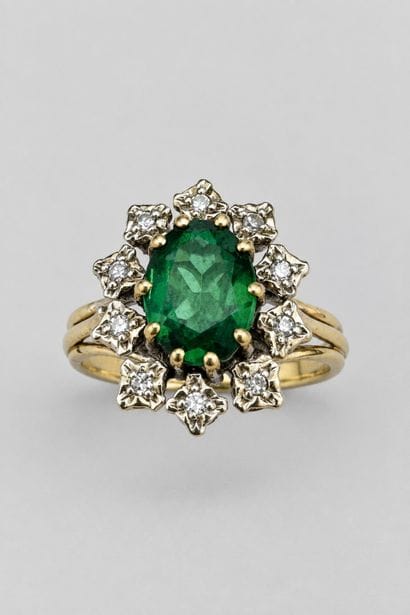 Bague or ornée d'une pierre verte (accidentée)...