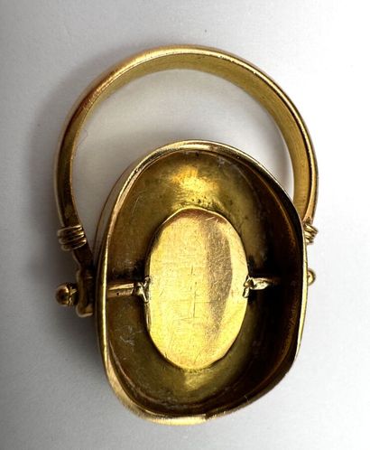 Bague en or 18k composée d'un seau représentant...