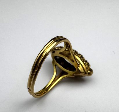 Bague marquise or 18k ornée en son centre...