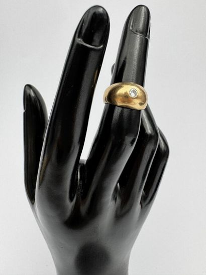 Bague or 18k ornée d'un petit diamant central,...