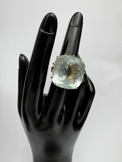 Importante bague ornée d'une aigue-marine...