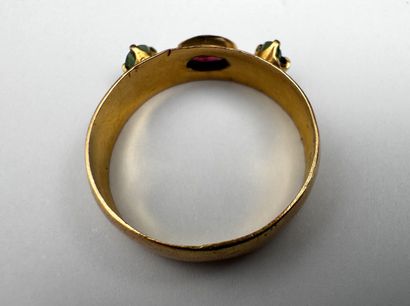 Bague or rubis central épaulé de deux émeraudes...