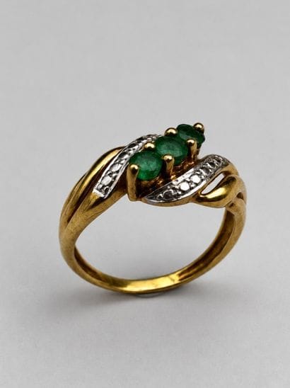 Bague en ors bicolores 18k ornée d'un ligne...