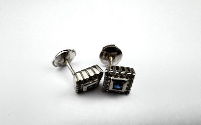 Paire de boucles d'oreilles or gris 18 k...