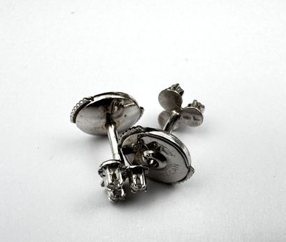 Paire de boucles d'oreilles or gris ornées...