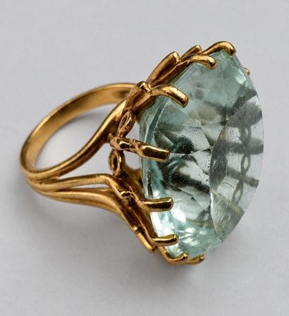 Importante bague ornée d'une aigue-marine...