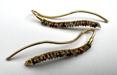 Une paire de boucles d'oreilles or 18k ornées...