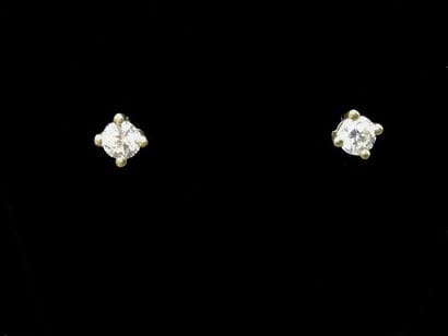 Clous d'oreilles diamant taille brillant...