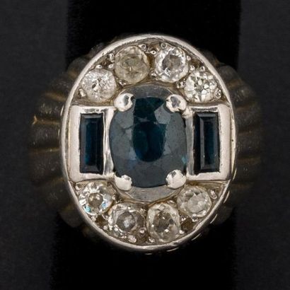 (AC) Chevalière saphirs, entourage diamants...