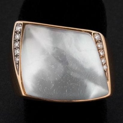 Bague chevalière, quartz épaulé de diamants...