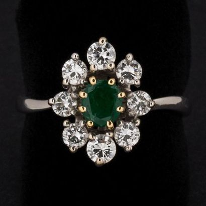 Bague marguerite émeraude, entourage diamants...