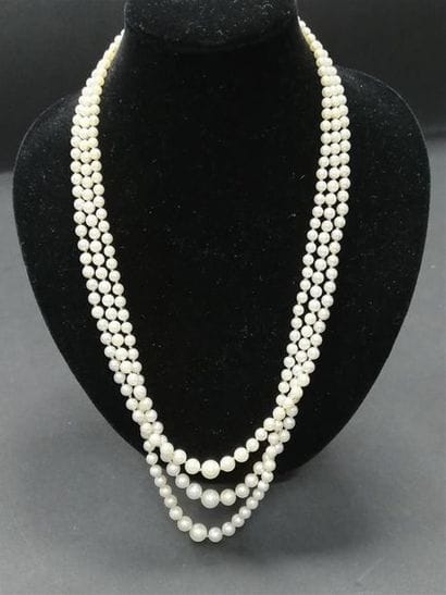 Collier de trois rangs de perles de culture...