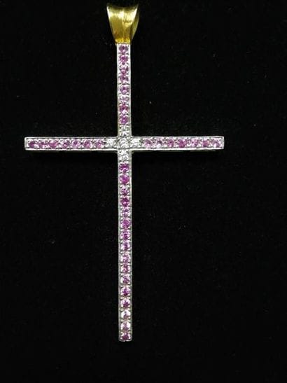 Pendentif croix, saphirs roses et diamants...