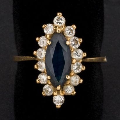 Bague saphir navette, entourage diamants...