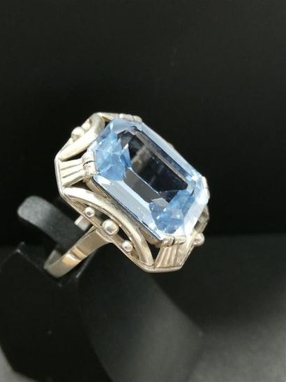 Bague pierre bleue, monture argent rectangulaire...