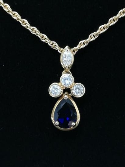 (AC) Chaine or terminée par un pendentif...