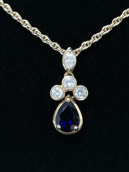 (AC) Chaine or terminée par un pendentif...