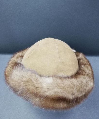 Toque cuir et vison.
