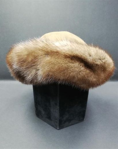 Toque cuir et vison.
