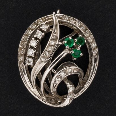 Pendentif or gris, diamants et émeraudes...