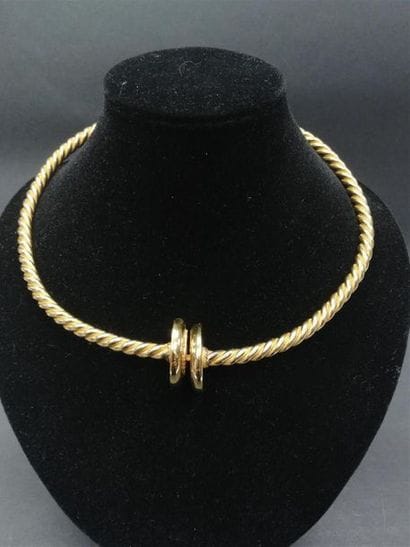Collier torque en métal doré, torsadé.