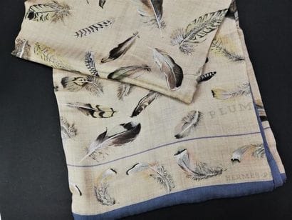 HERMES, Paris
Grand châle en soie et cashmere
140...