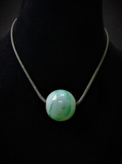 Pendentif boule en jadeite, diamètre 25 mm...
